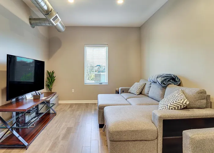 Explore The City! Walkable Lawrenceville Holiday home *