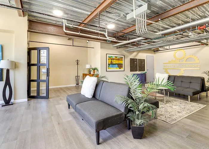 Explore The City! Walkable Lawrenceville Holiday home *